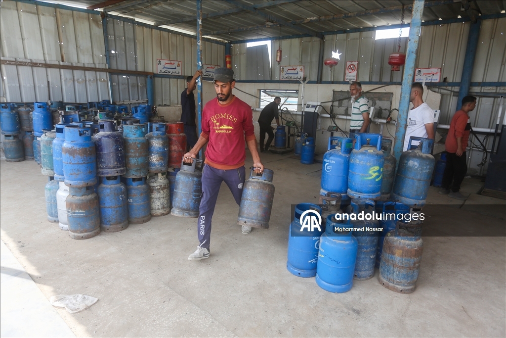 بعد إدخال كميات محدودة.. فلسطينيون في طوابير بانتظار غاز طهي بغزة