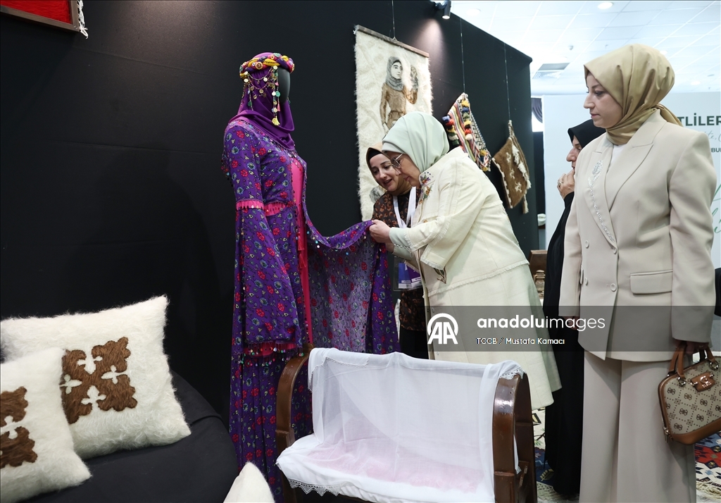 Cumhurbaşkanı Erdoğan'ın eşi Emine Erdoğan, "Siirtlilerle Buluşma" programına katıldı