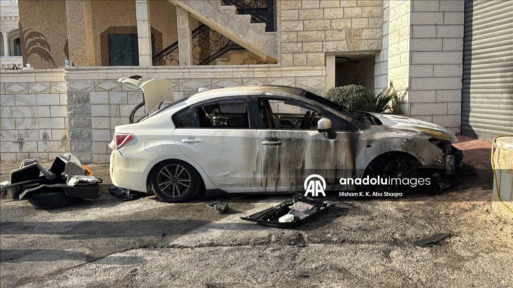 مستوطنون إسرائيليون يحرقون 3 مركبات فلسطينية بالضفة الغربية
