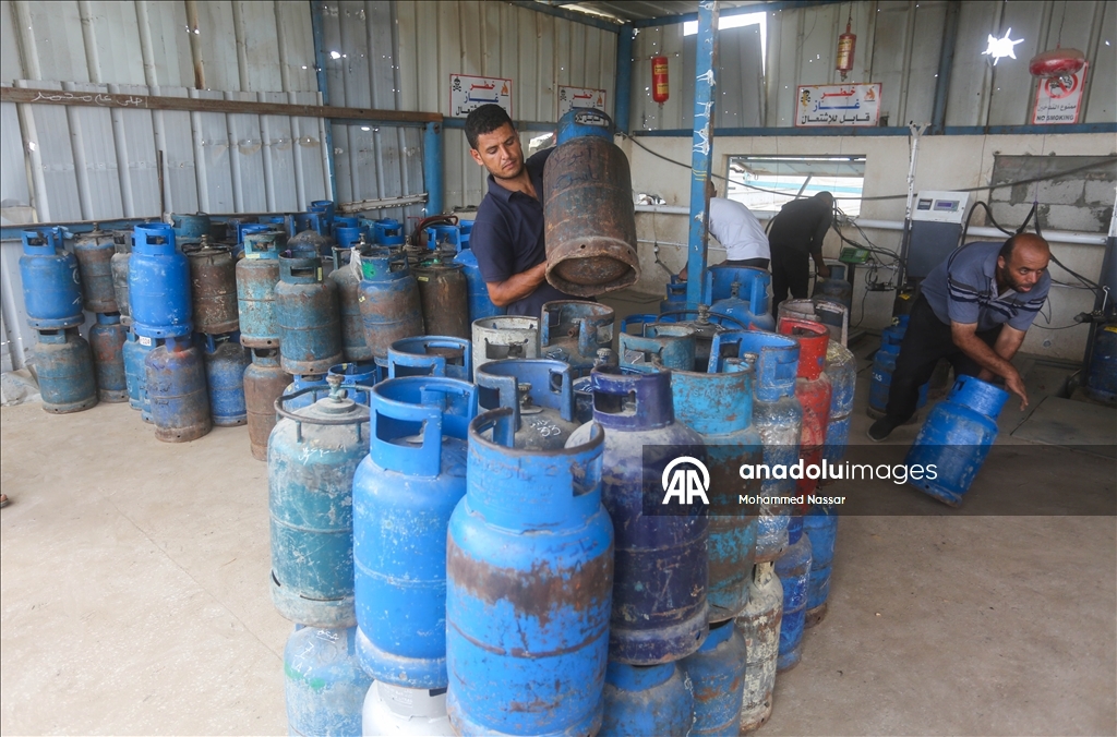بعد إدخال كميات محدودة.. فلسطينيون في طوابير بانتظار غاز طهي بغزة