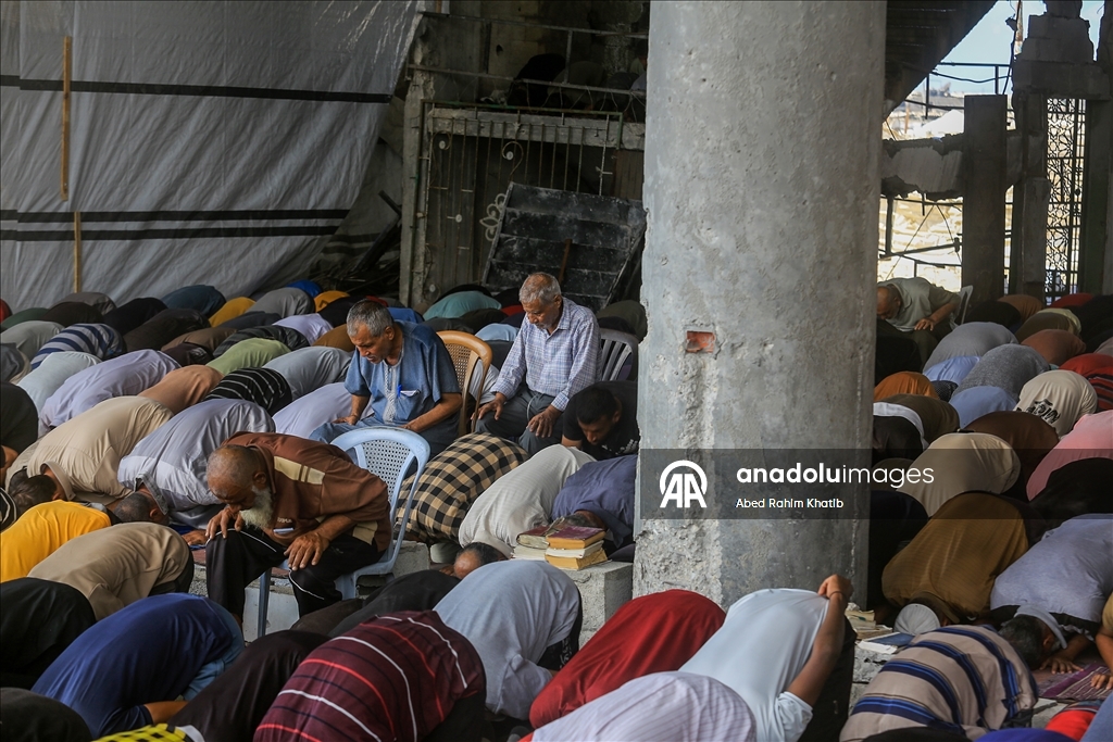 İsrail saldırılarında yıkıma uğrayan Han Yunus'taki Albani Camii'nde cuma namazı kılındı