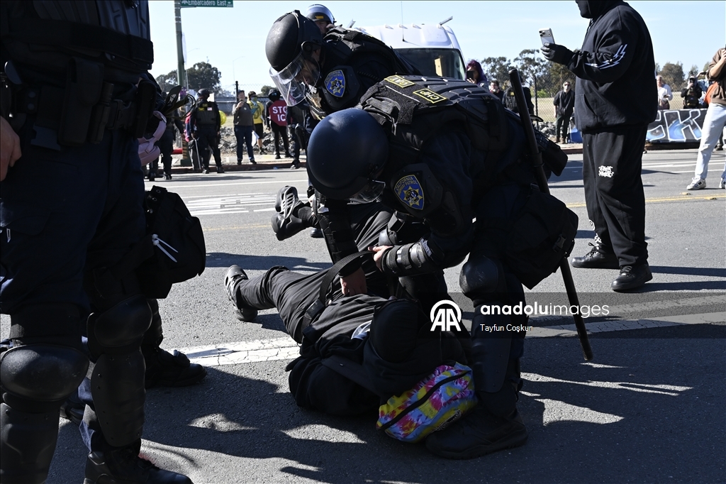 ICE karşıtı protestocular California'daki Sahil Güvenlik Adası'nın girişini kapattı