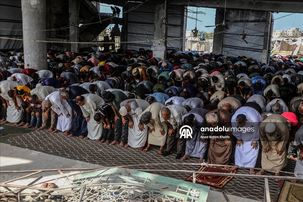 İsrail saldırılarında yıkıma uğrayan Han Yunus'taki Albani Camii'nde cuma namazı kılındı