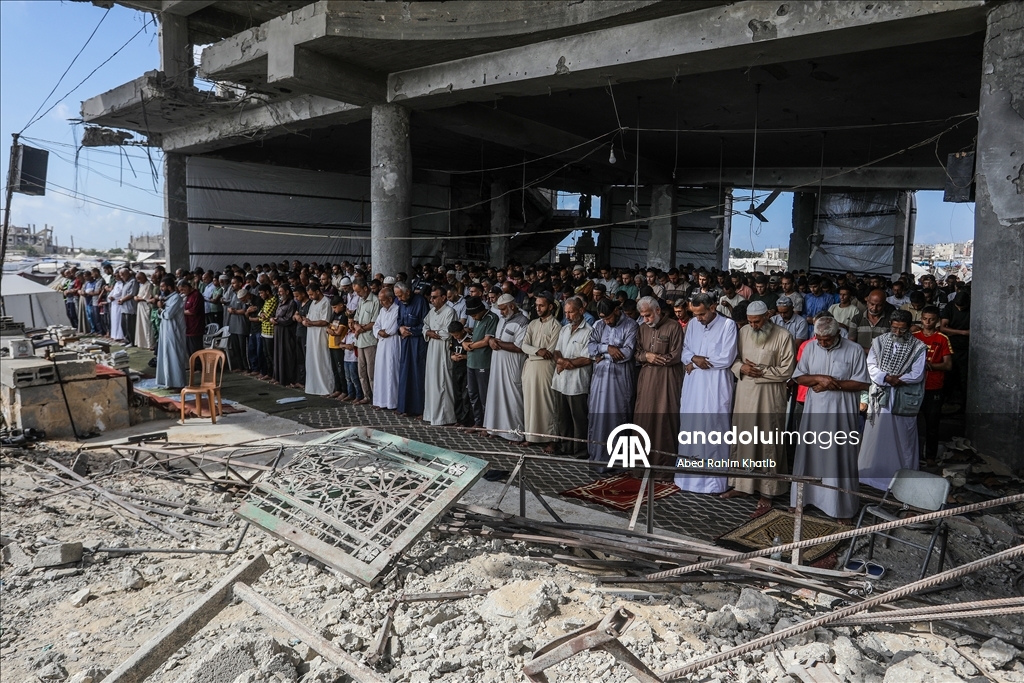 İsrail saldırılarında yıkıma uğrayan Han Yunus'taki Albani Camii'nde cuma namazı kılındı