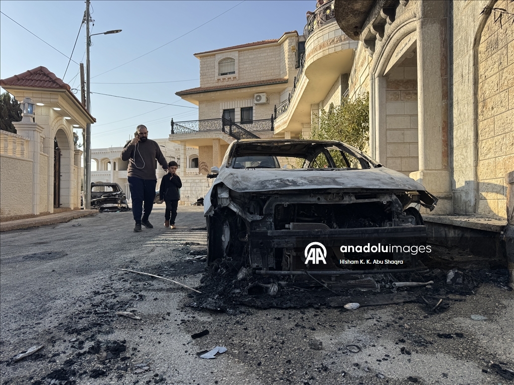 مستوطنون إسرائيليون يحرقون 3 مركبات فلسطينية بالضفة الغربية