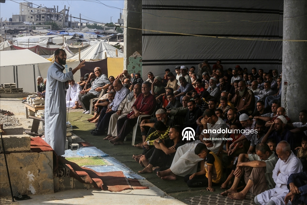 İsrail saldırılarında yıkıma uğrayan Han Yunus'taki Albani Camii'nde cuma namazı kılındı
