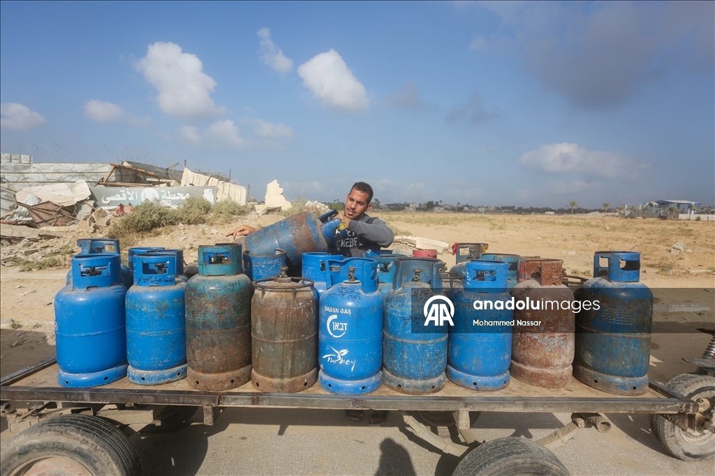 بعد إدخال كميات محدودة.. فلسطينيون في طوابير بانتظار غاز طهي بغزة