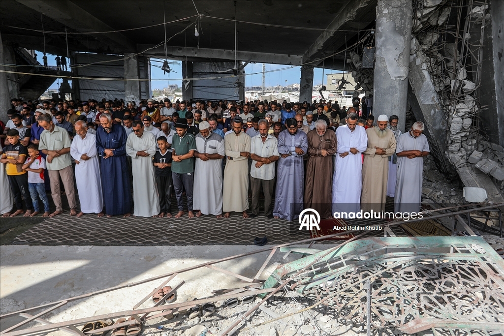 İsrail saldırılarında yıkıma uğrayan Han Yunus'taki Albani Camii'nde cuma namazı kılındı