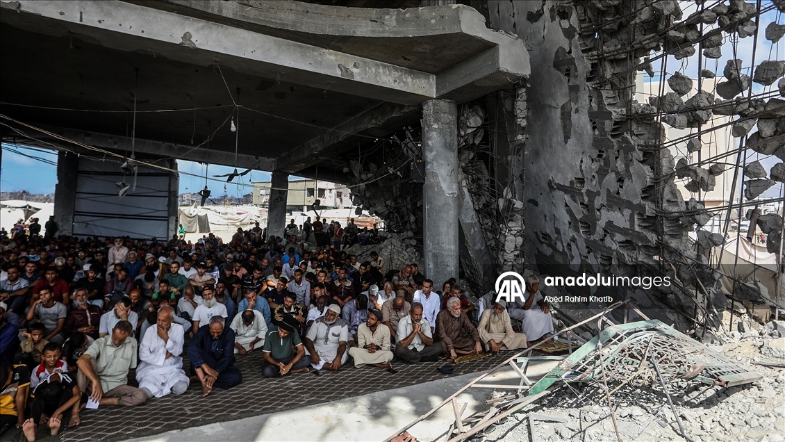 İsrail saldırılarında yıkıma uğrayan Han Yunus'taki Albani Camii'nde cuma namazı kılındı
