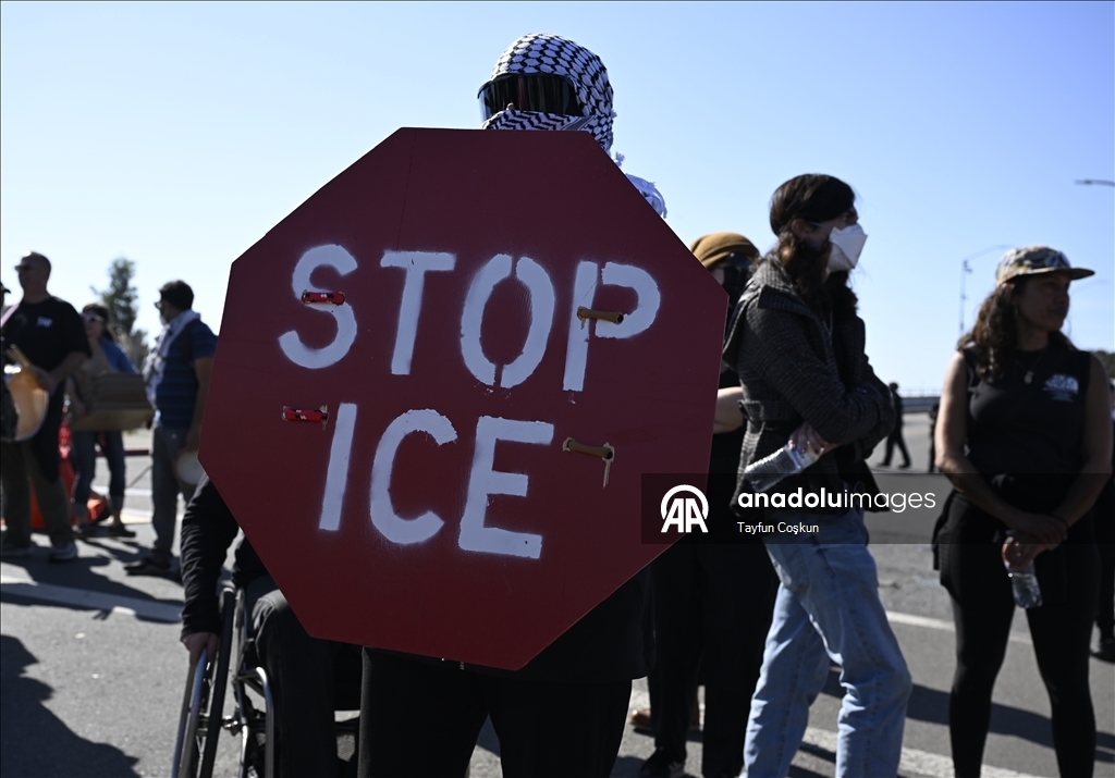 ICE karşıtı protestocular California'daki Sahil Güvenlik Adası'nın girişini kapattı