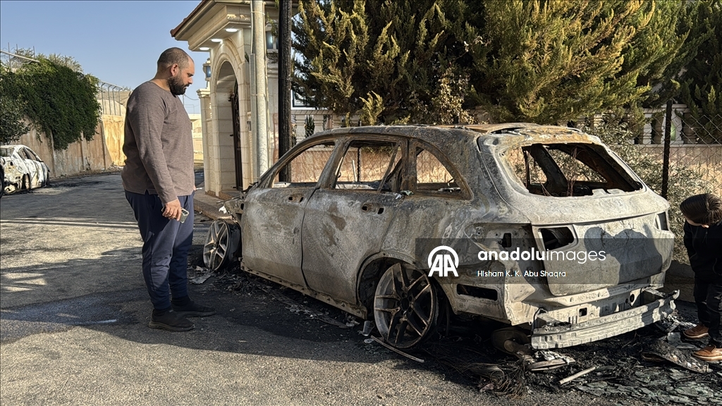 مستوطنون إسرائيليون يحرقون 3 مركبات فلسطينية بالضفة الغربية