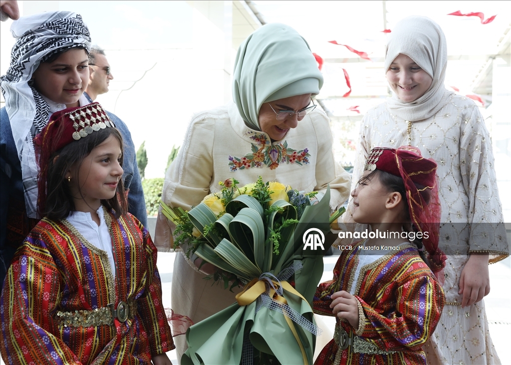 Cumhurbaşkanı Erdoğan'ın eşi Emine Erdoğan, "Siirtlilerle Buluşma" programına katıldı