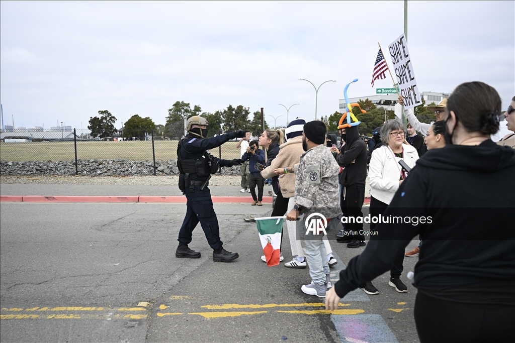 ICE karşıtı protestocular California'daki Sahil Güvenlik Adası'nın girişini kapattı