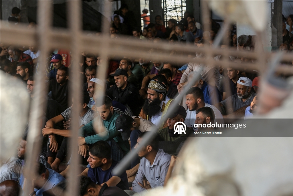 İsrail saldırılarında yıkıma uğrayan Han Yunus'taki Albani Camii'nde cuma namazı kılındı