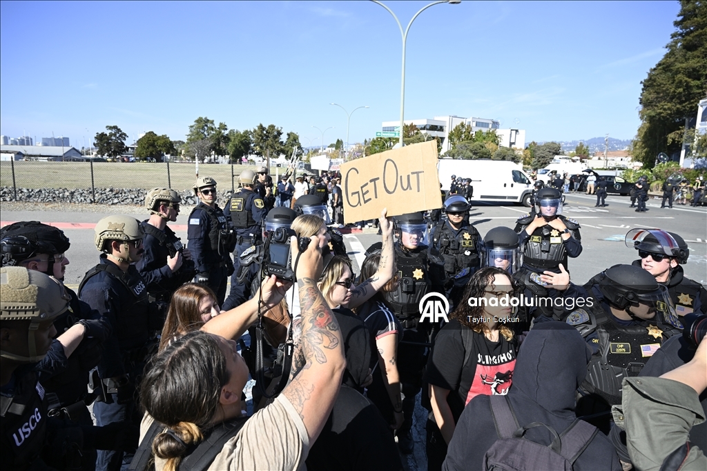 ICE karşıtı protestocular California'daki Sahil Güvenlik Adası'nın girişini kapattı