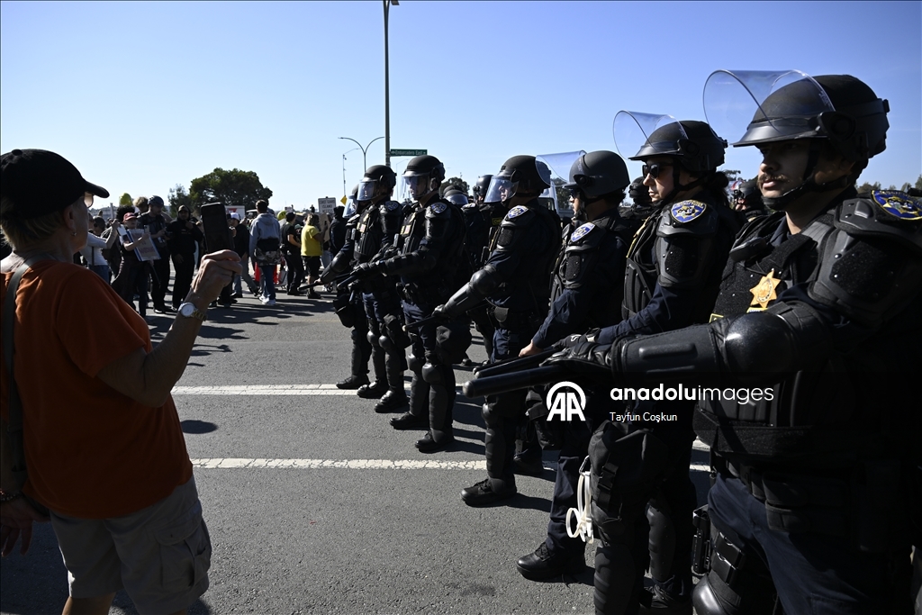 ICE karşıtı protestocular California'daki Sahil Güvenlik Adası'nın girişini kapattı
