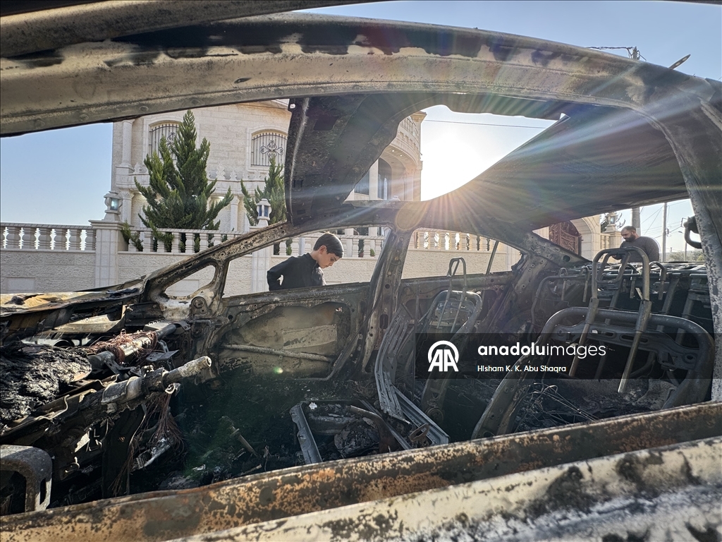 مستوطنون إسرائيليون يحرقون 3 مركبات فلسطينية بالضفة الغربية