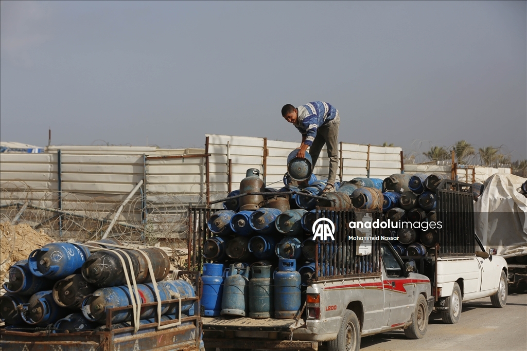 بعد إدخال كميات محدودة.. فلسطينيون في طوابير بانتظار غاز طهي بغزة