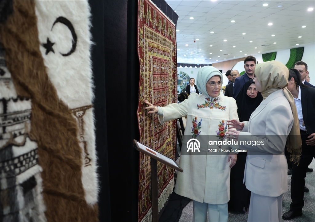 Cumhurbaşkanı Erdoğan'ın eşi Emine Erdoğan, "Siirtlilerle Buluşma" programına katıldı