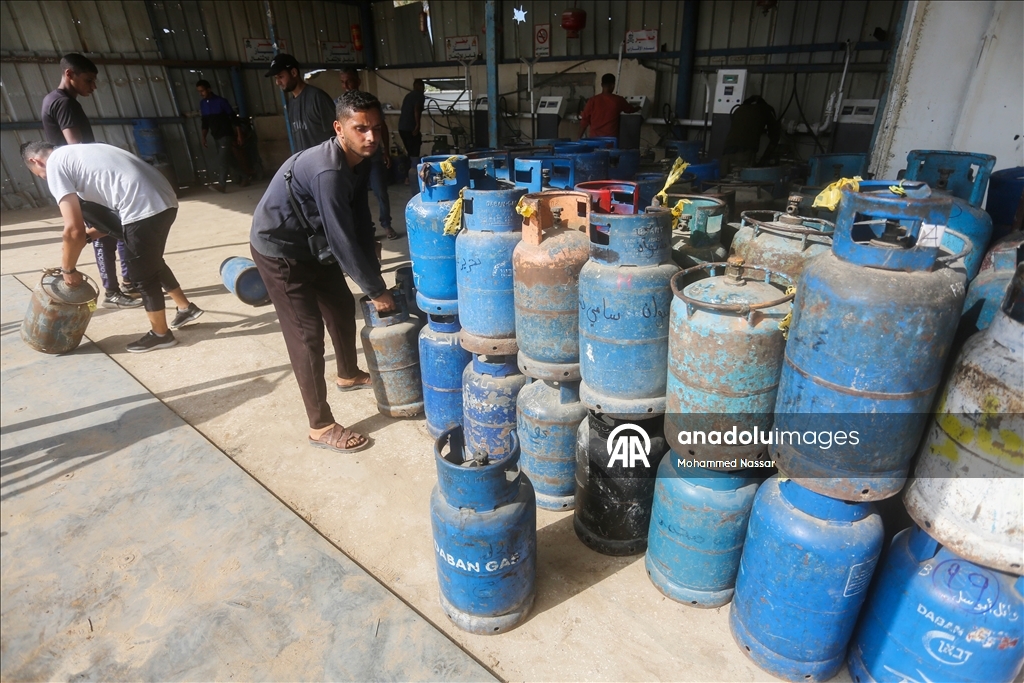 بعد إدخال كميات محدودة.. فلسطينيون في طوابير بانتظار غاز طهي بغزة