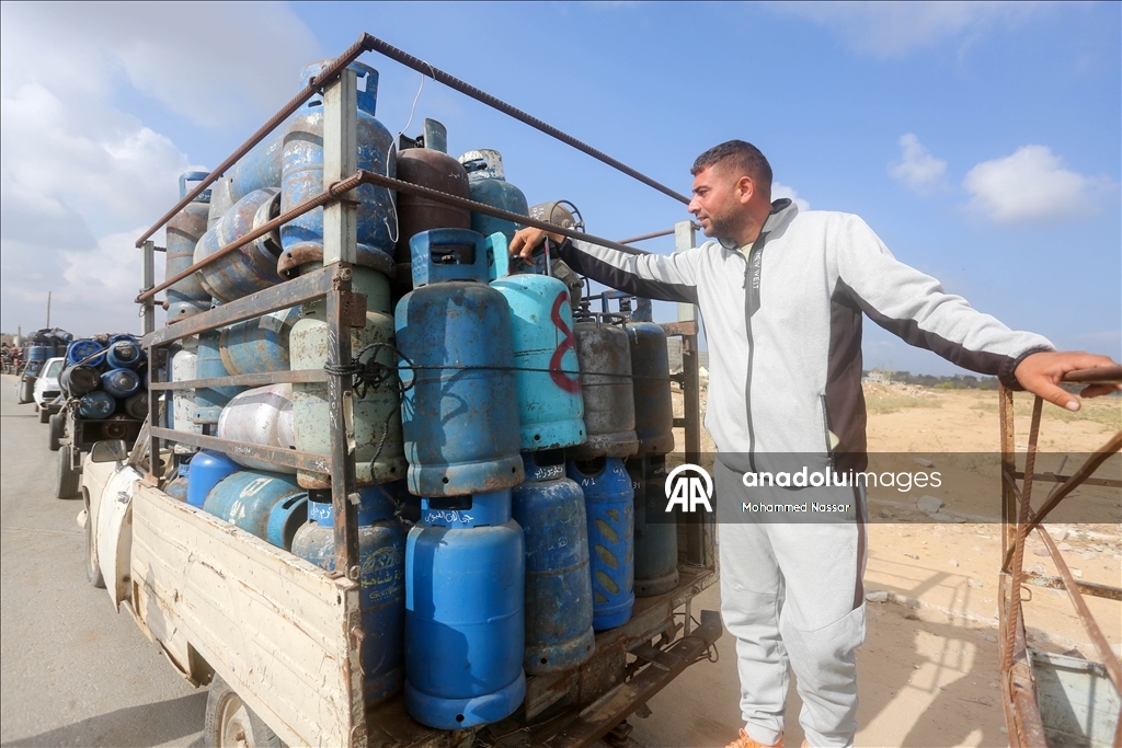 بعد إدخال كميات محدودة.. فلسطينيون في طوابير بانتظار غاز طهي بغزة