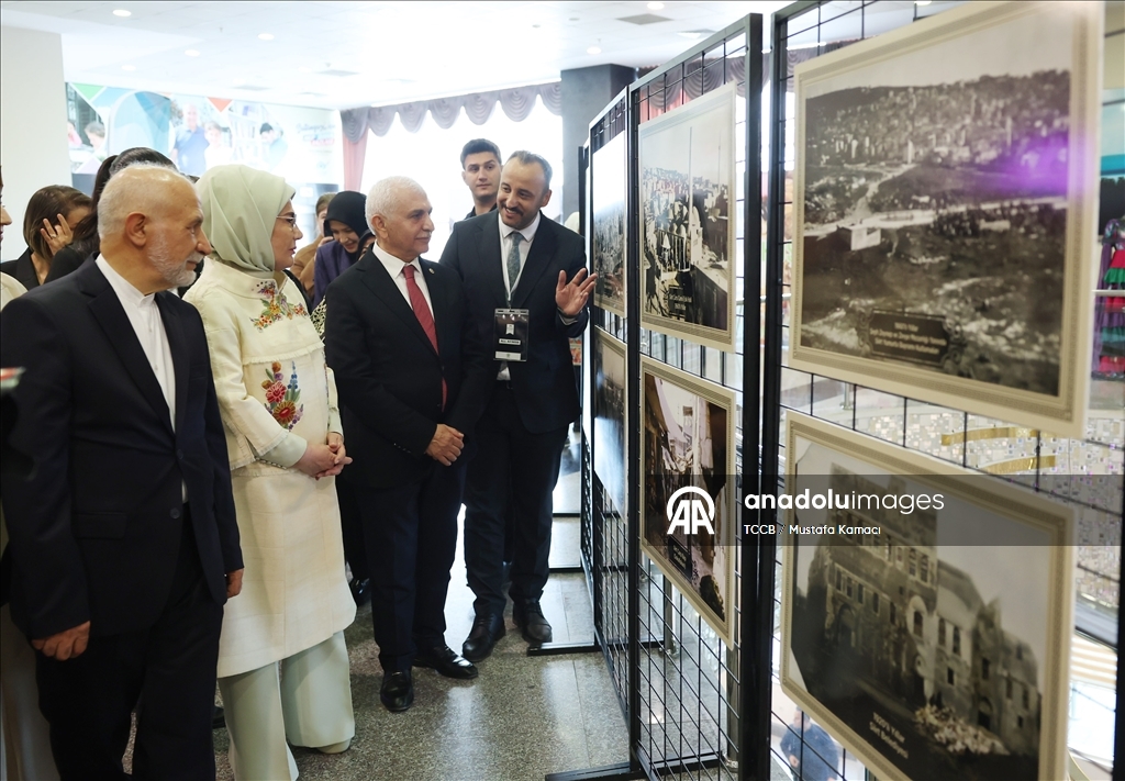 Cumhurbaşkanı Erdoğan'ın eşi Emine Erdoğan, "Siirtlilerle Buluşma" programına katıldı