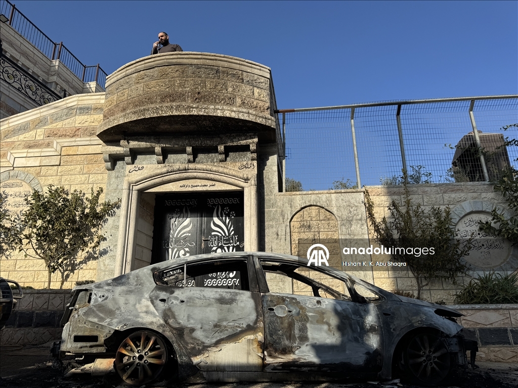 مستوطنون إسرائيليون يحرقون 3 مركبات فلسطينية بالضفة الغربية