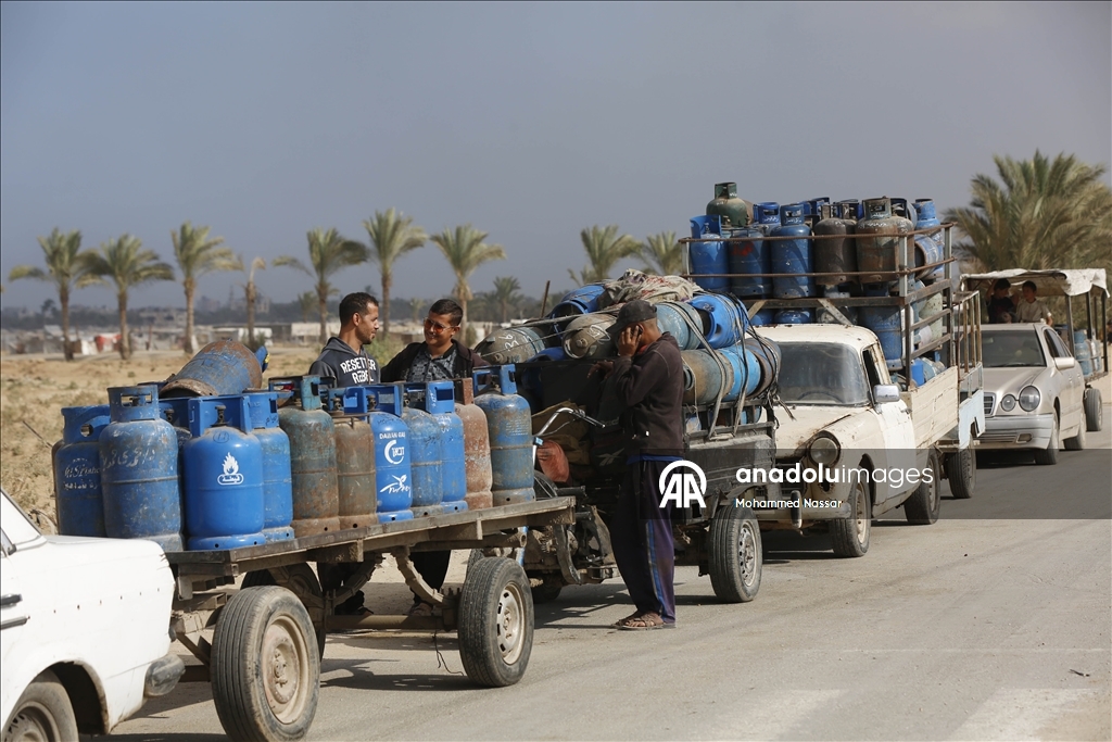 بعد إدخال كميات محدودة.. فلسطينيون في طوابير بانتظار غاز طهي بغزة