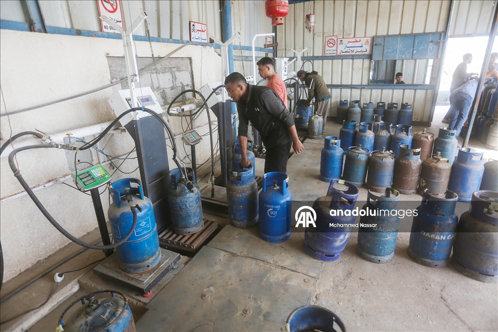 بعد إدخال كميات محدودة.. فلسطينيون في طوابير بانتظار غاز طهي بغزة