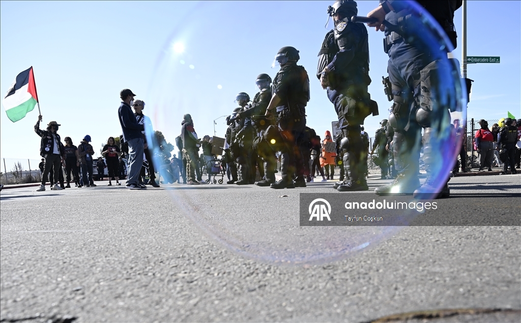 ICE karşıtı protestocular California'daki Sahil Güvenlik Adası'nın girişini kapattı