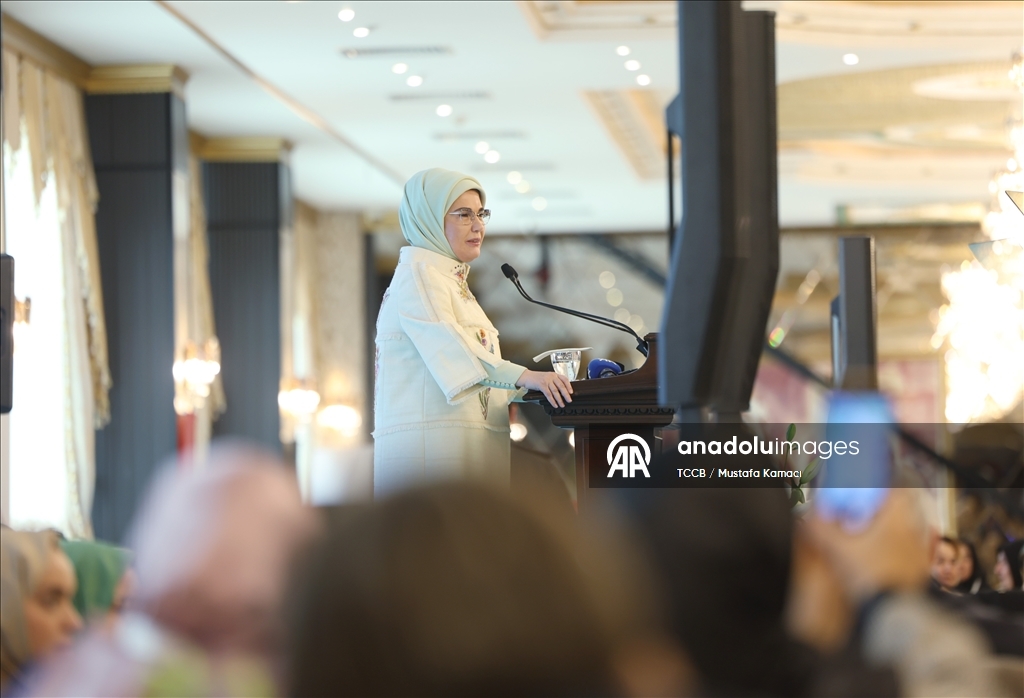 Cumhurbaşkanı Erdoğan'ın eşi Emine Erdoğan, "Siirtlilerle Buluşma" programına katıldı