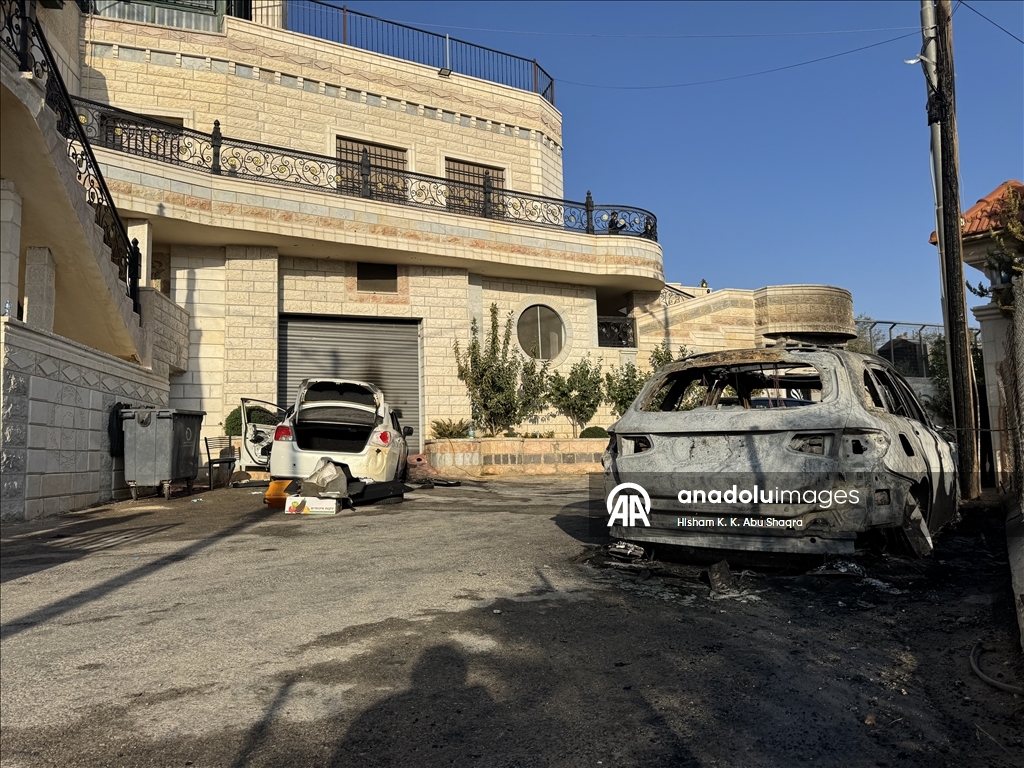 مستوطنون إسرائيليون يحرقون 3 مركبات فلسطينية بالضفة الغربية