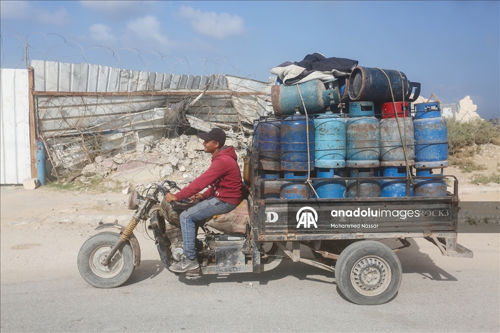 بعد إدخال كميات محدودة.. فلسطينيون في طوابير بانتظار غاز طهي بغزة