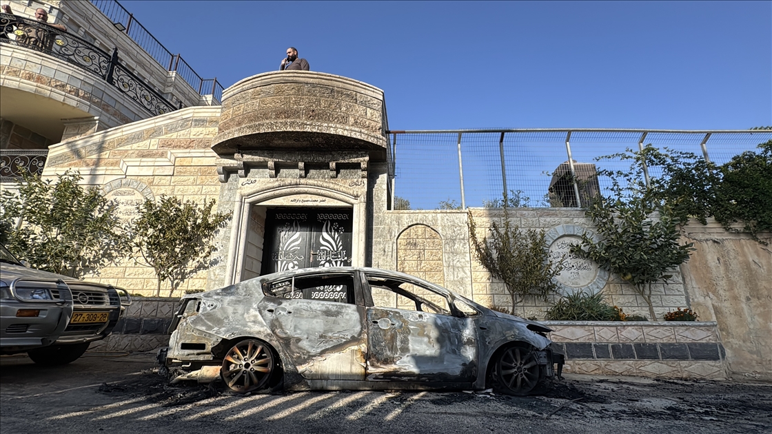 مستوطنون إسرائيليون يحرقون 3 مركبات فلسطينية بالضفة الغربية