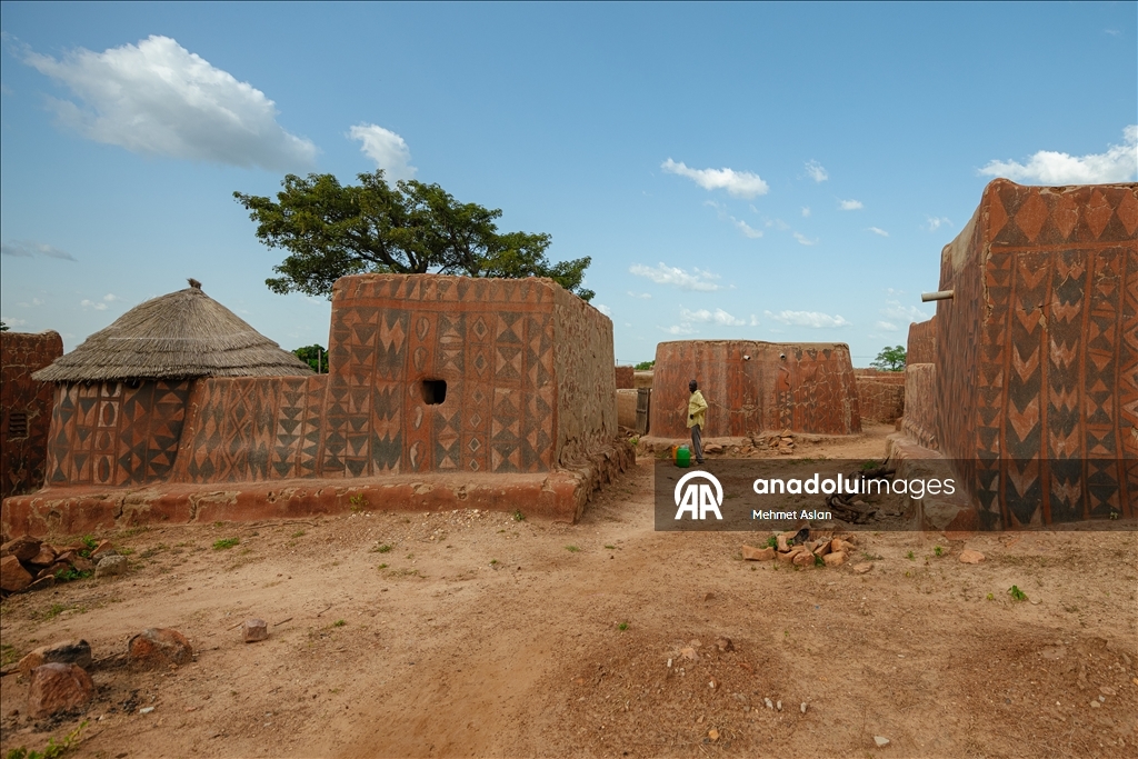 تيبلي.. قرية بوركينية خطت هويتها على جدران الطين