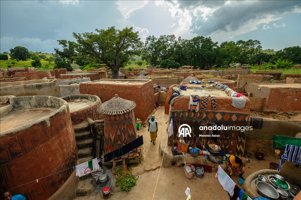 تيبلي.. قرية بوركينية خطت هويتها على جدران الطين