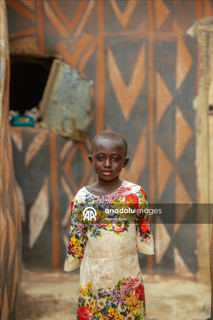 تيبلي.. قرية بوركينية خطت هويتها على جدران الطين