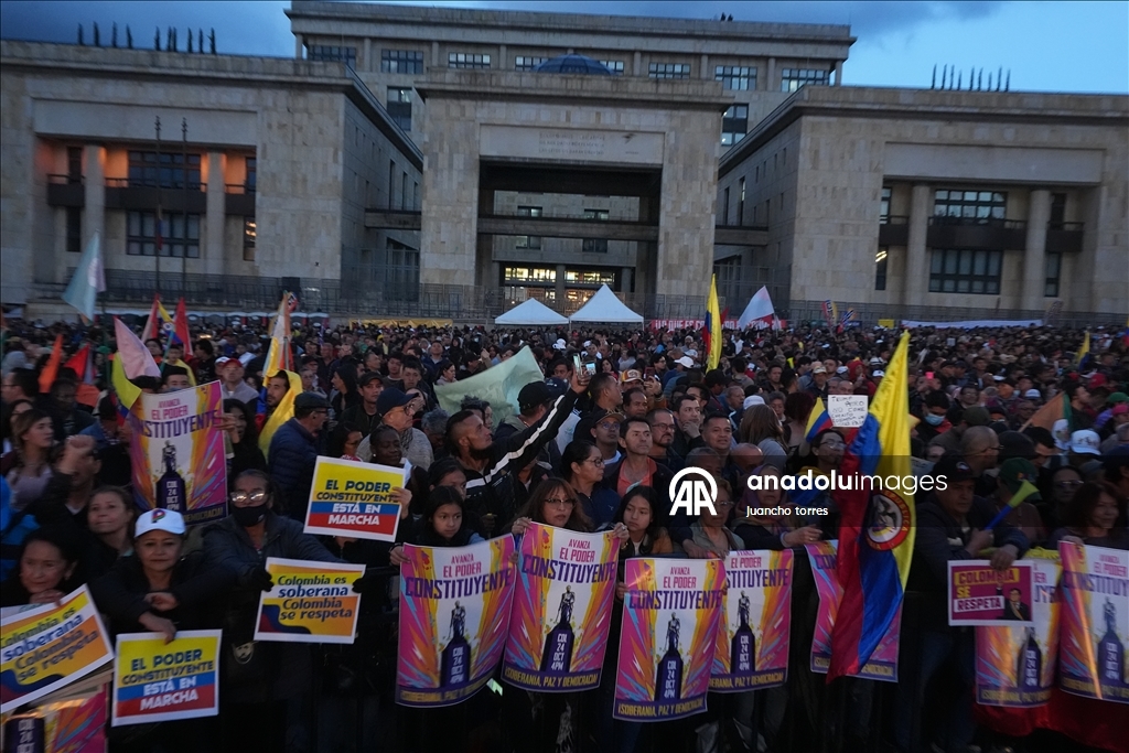 В Боготе прошла акция в поддержку президента Колумбии