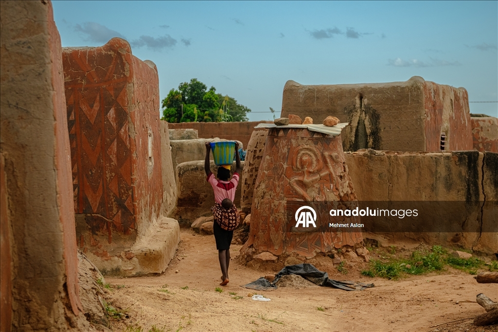 تيبلي.. قرية بوركينية خطت هويتها على جدران الطين