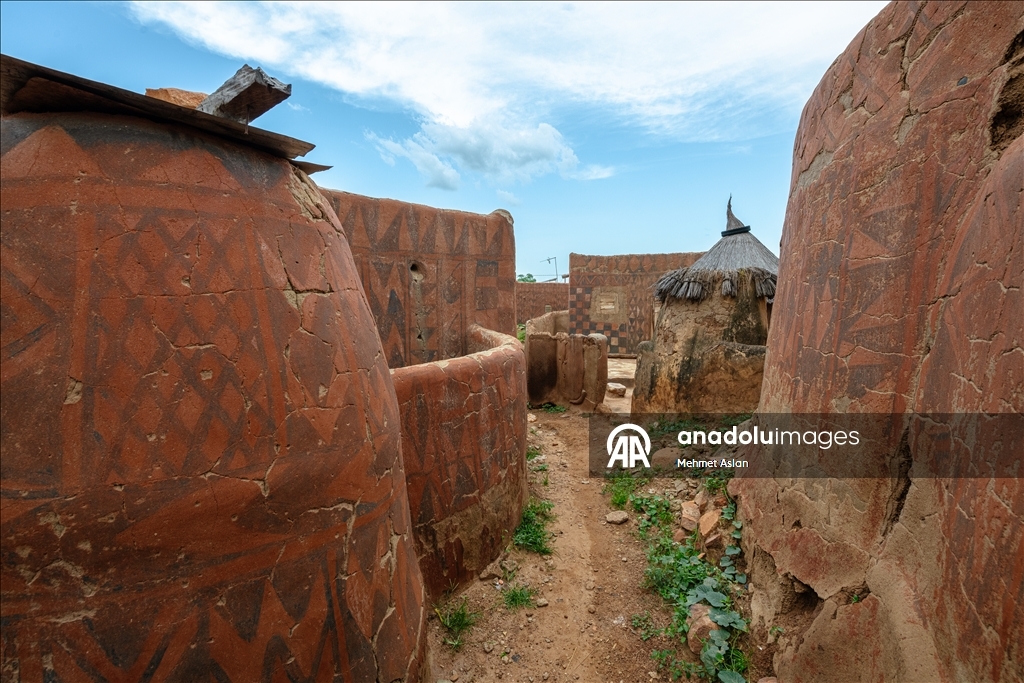 تيبلي.. قرية بوركينية خطت هويتها على جدران الطين