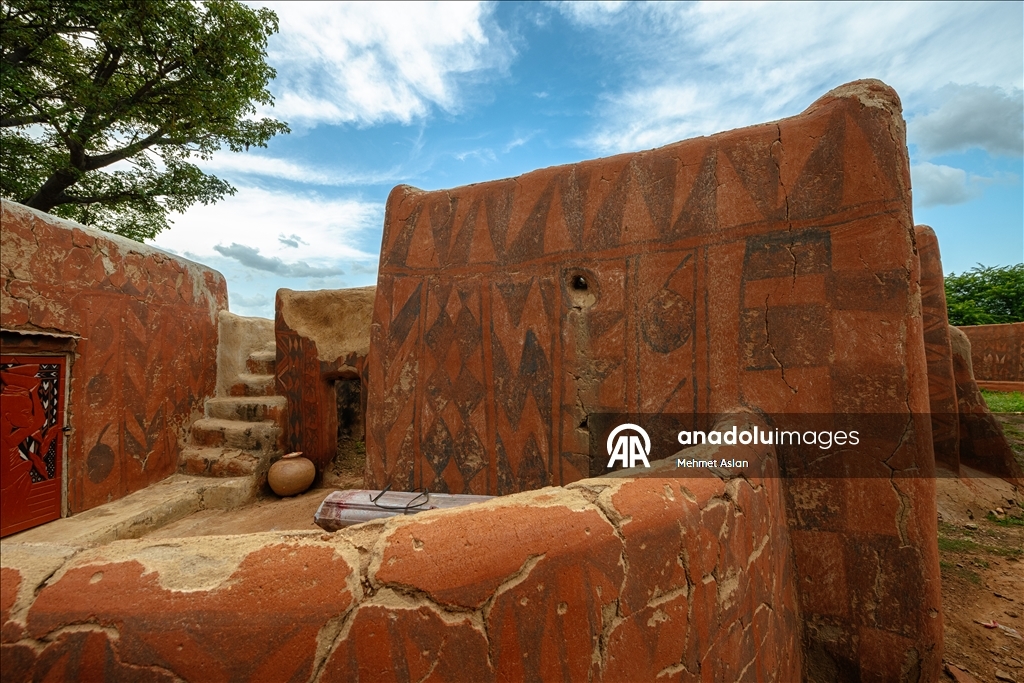 تيبلي.. قرية بوركينية خطت هويتها على جدران الطين