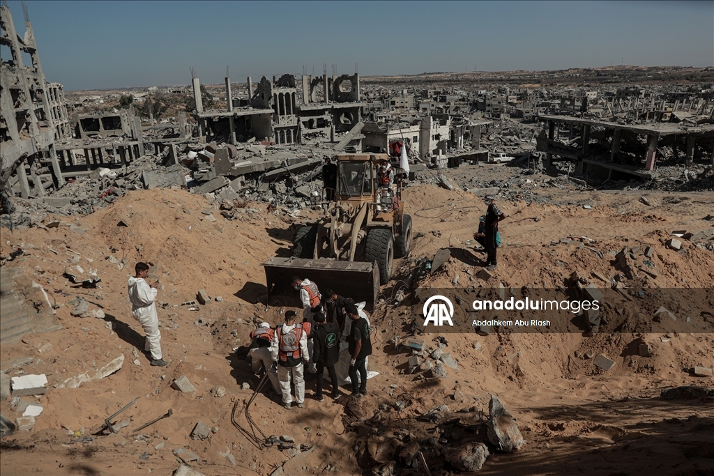 İsrail'in Gazze'de tahrip ettiği mezarlıktaki cenazeler yeniden defnedildi