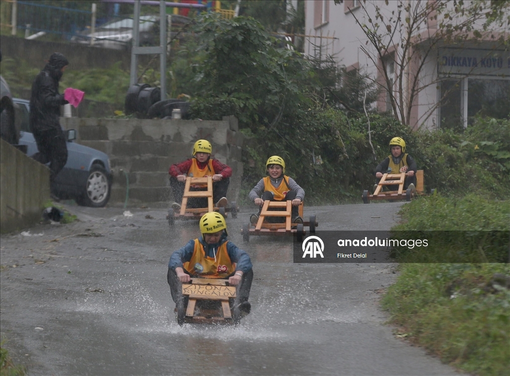 Rize'de tahta arabalar yağmura rağmen "Laz Ralli"de yarıştı