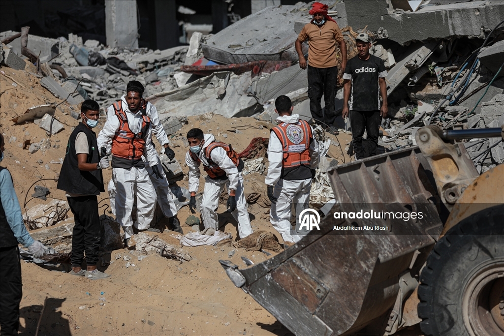İsrail'in Gazze'de tahrip ettiği mezarlıktaki cenazeler yeniden defnedildi