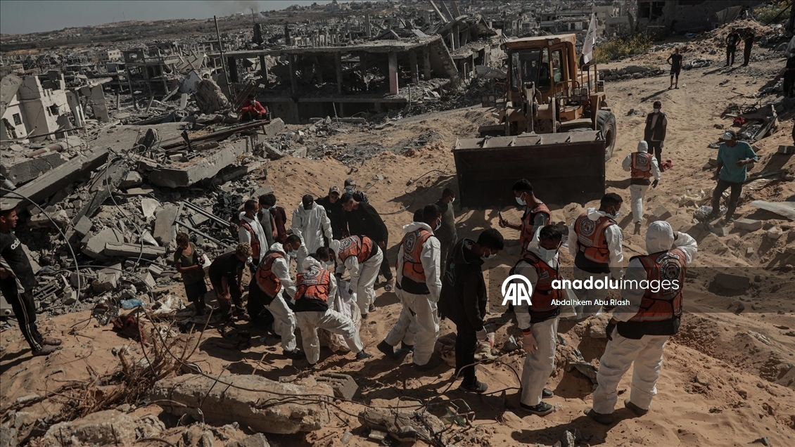 İsrail'in Gazze'de tahrip ettiği mezarlıktaki cenazeler yeniden defnedildi