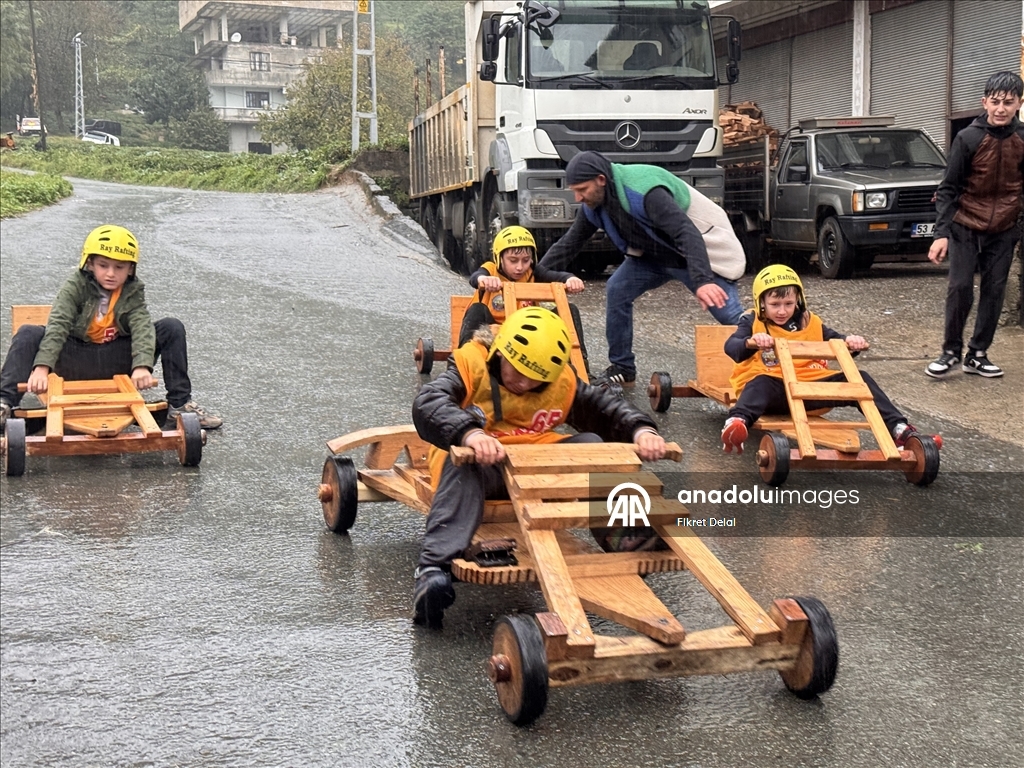 Rize'de tahta arabalar yağmura rağmen "Laz Ralli"de yarıştı