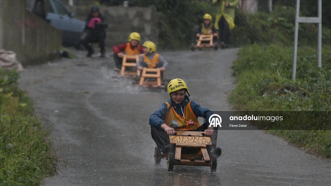 Rize'de tahta arabalar yağmura rağmen "Laz Ralli"de yarıştı