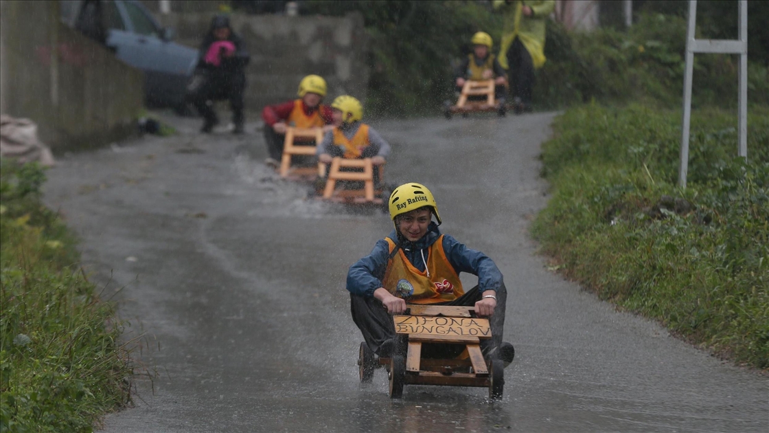Rize'de tahta arabalar yağmura rağmen "Laz Ralli"de yarıştı