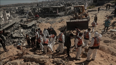 İsrail'in Gazze'de tahrip ettiği mezarlıktaki cenazeler yeniden defnedildi