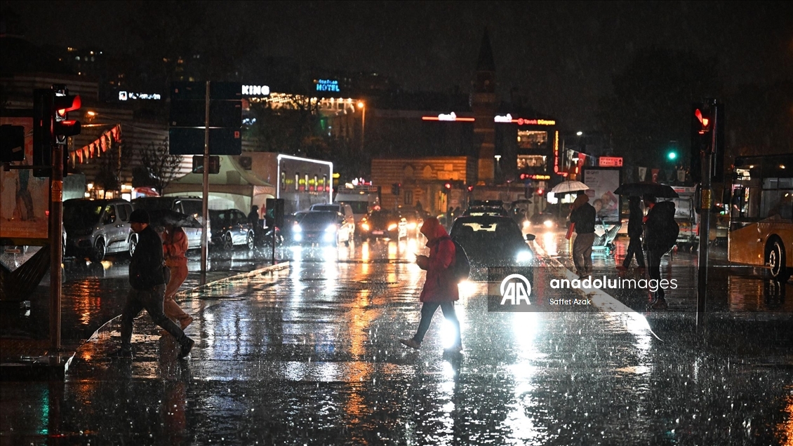 İstanbul'un bazı bölgelerinde sağanak etkili oluyor